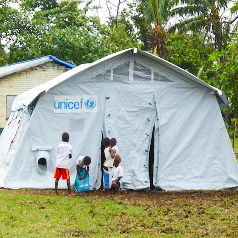 Tente polyvalente standard de l'UNICEF de 42 m² avec couverture d'ombrage intégrée/amovible